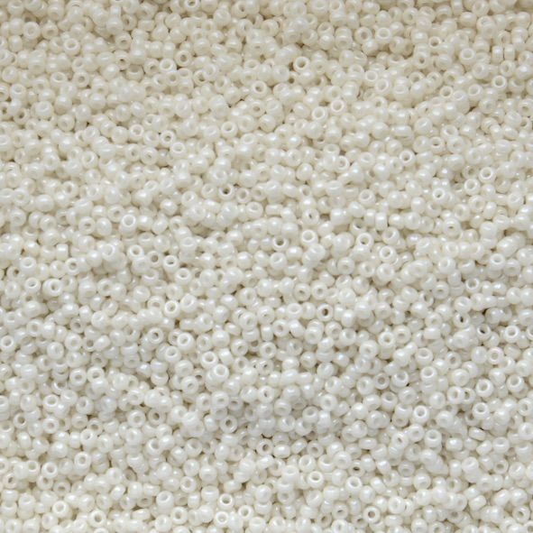 15-0600 Matt Op Limestone Lustre Size 15 Seed Beads