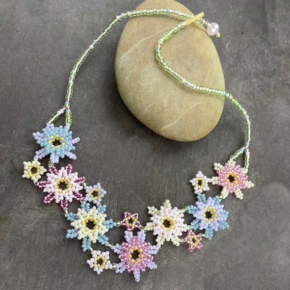 Daisy Beaded Flower Necklace – White Lotus