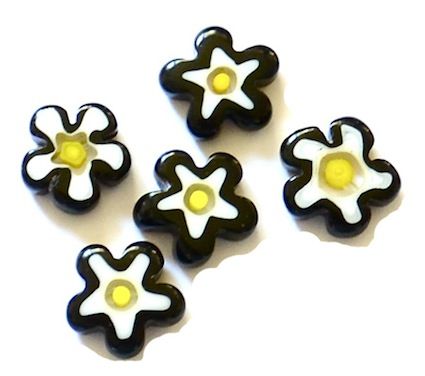 GL2984 12mm Black and white flower shaped beads