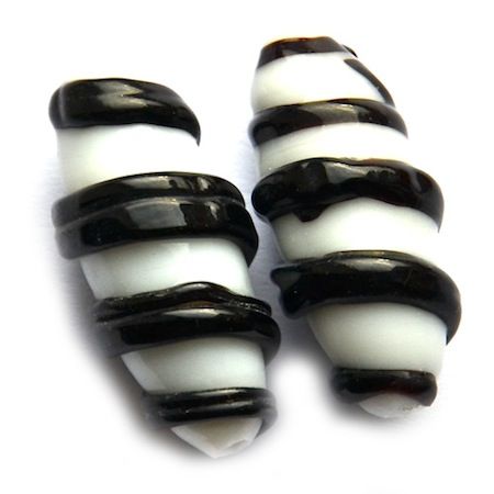 GL3942 30x10mm Black and White Coiled Oval