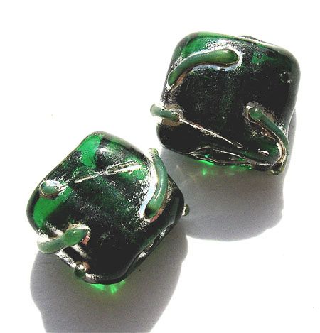 GL0914 Emerald Cushioned Flat Square Bead