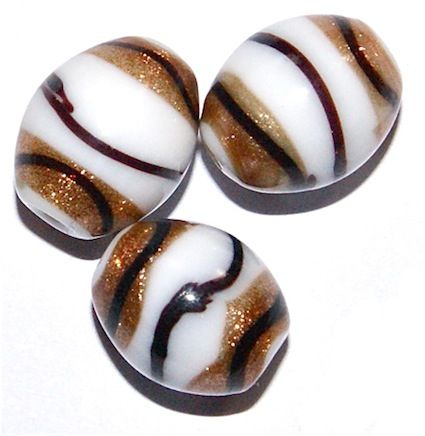 GL3261 18x13mm White and Goldstone Oval
