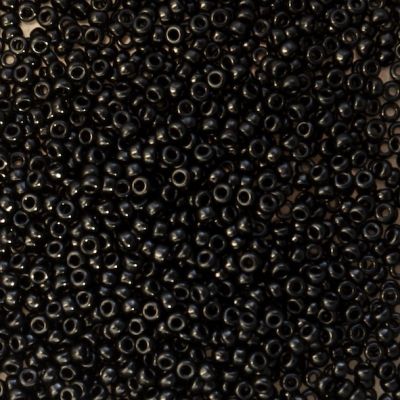 15-0401 Chalk Black Size 15 Seed Beads