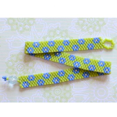 Summer Lawn Bracelet – Blue Daisies on Green