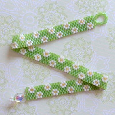 Summer Lawn Bracelet – White Daisies on Green