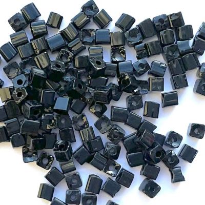 Dip689 3.4mm Black Gloss Preciosa Cubes