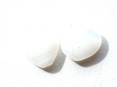 GL0692 10x12mm TH White Marl Heart