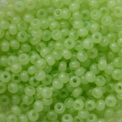 RC677 Alabaster Leaf Green Size 8 Seed Beads